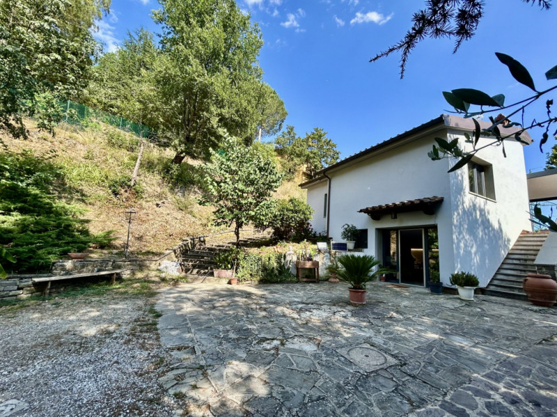 DICOMANO (Fi): sulle colline toscane, in posizione amena e a poca distanza dal centro paese di Di...