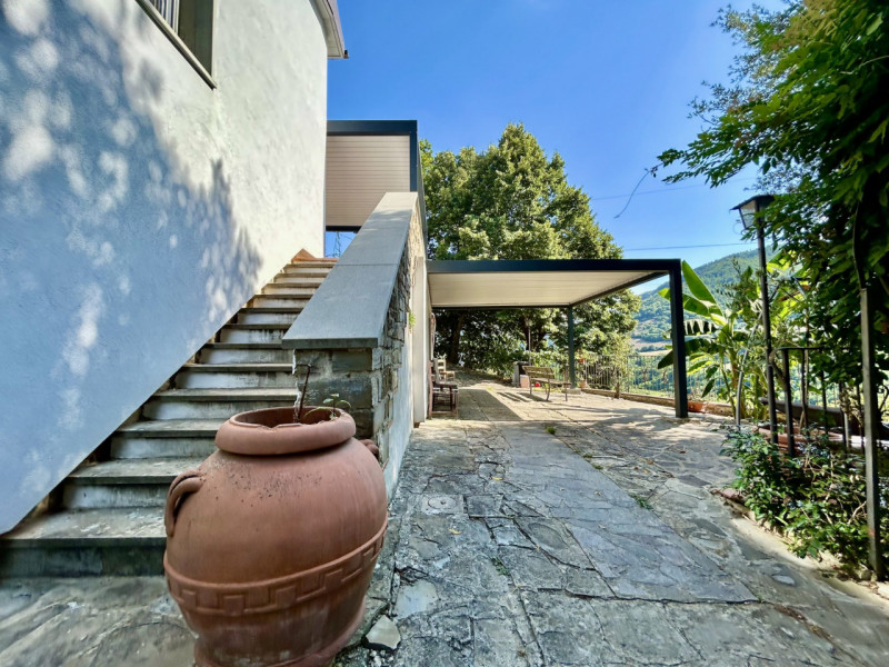 DICOMANO (Fi): sulle colline toscane, in posizione amena e a poca distanza dal centro paese di Di...