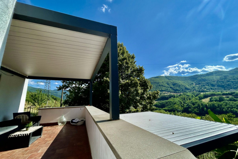 DICOMANO (Fi): sulle colline toscane, in posizione amena e a poca distanza dal centro paese di Di...