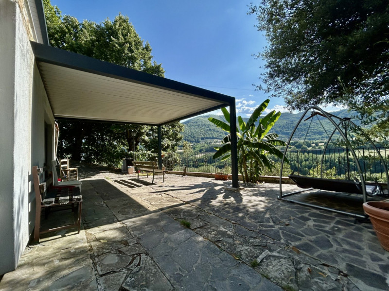 DICOMANO (Fi): sulle colline toscane, in posizione amena e a poca distanza dal centro paese di Di...