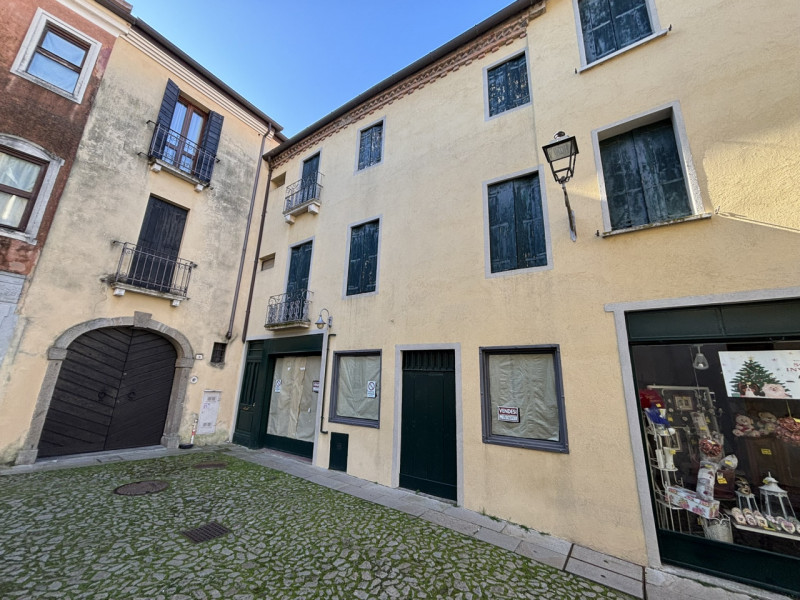 In pieno centro storico a Monselice, nei pressi di Piazza Giuseppe Mazzini, vendesi porzione di p...