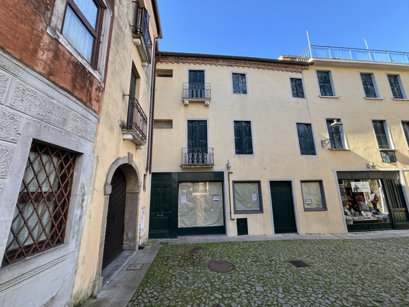 In pieno centro storico a Monselice, nei pressi di Piazza Giuseppe Mazzini, vendesi porzione di p...
