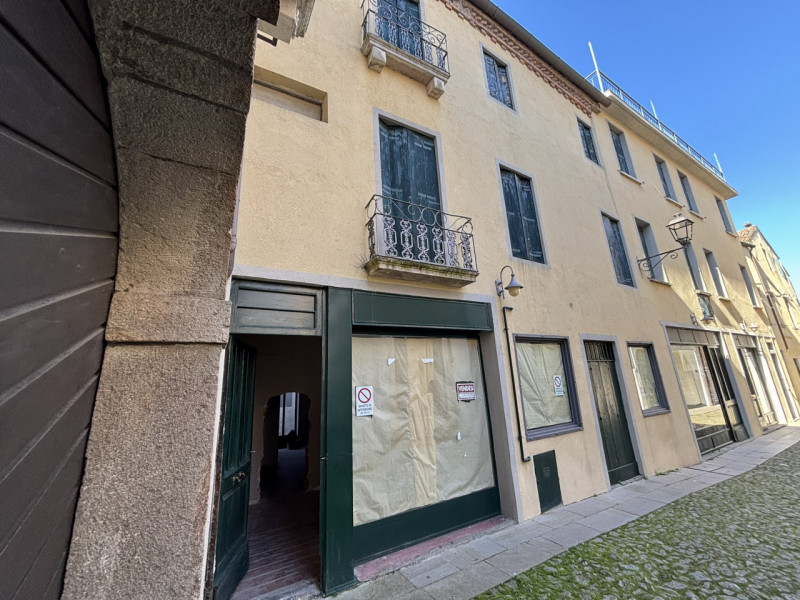 In pieno centro storico a Monselice, nei pressi di Piazza Giuseppe Mazzini, vendesi porzione di p...