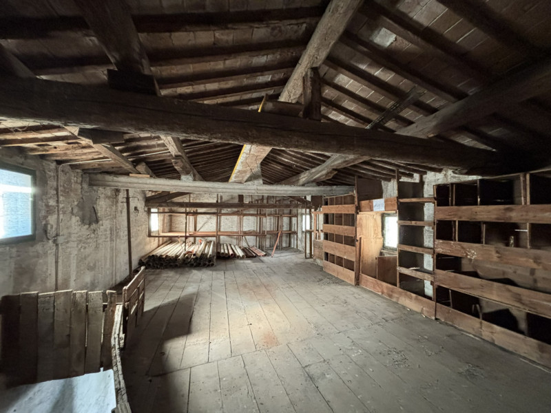 In pieno centro storico a Monselice, nei pressi di Piazza Giuseppe Mazzini, vendesi porzione di p...