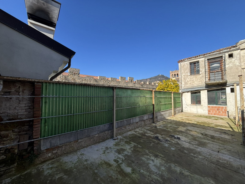 In pieno centro storico a Monselice, nei pressi di Piazza Giuseppe Mazzini, vendesi porzione di p...