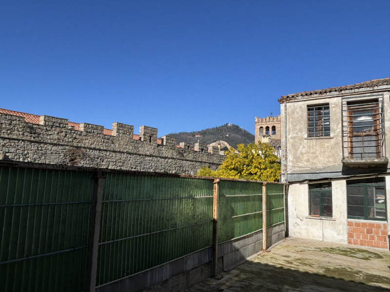 In pieno centro storico a Monselice, nei pressi di Piazza Giuseppe Mazzini, vendesi porzione di p...