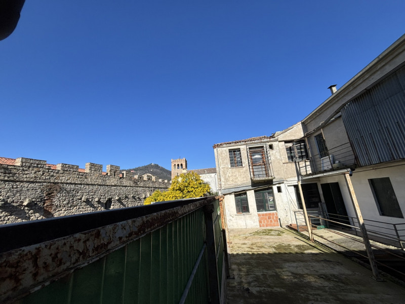 In pieno centro storico a Monselice, nei pressi di Piazza Giuseppe Mazzini, vendesi porzione di p...