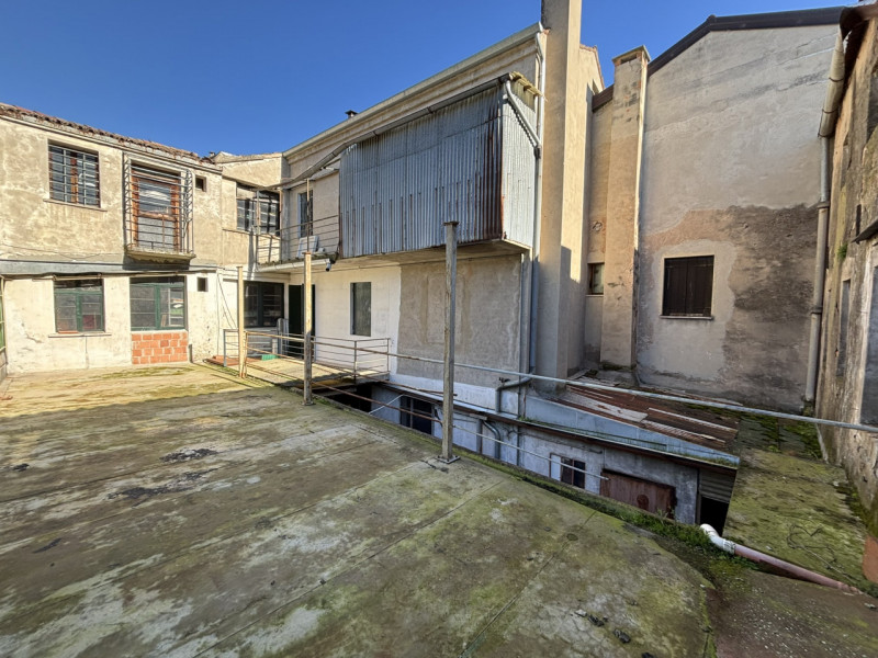 In pieno centro storico a Monselice, nei pressi di Piazza Giuseppe Mazzini, vendesi porzione di p...