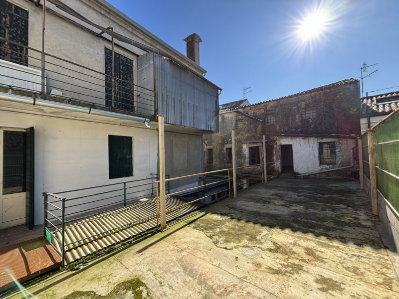 In pieno centro storico a Monselice, nei pressi di Piazza Giuseppe Mazzini, vendesi porzione di p...