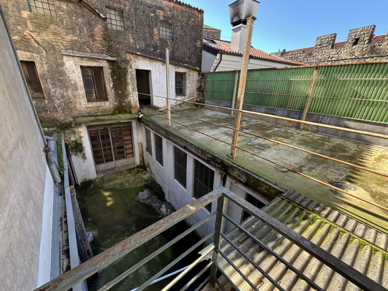 In pieno centro storico a Monselice, nei pressi di Piazza Giuseppe Mazzini, vendesi porzione di p...