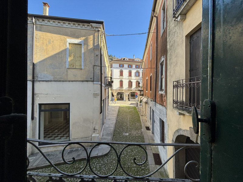 In pieno centro storico a Monselice, nei pressi di Piazza Giuseppe Mazzini, vendesi porzione di p...