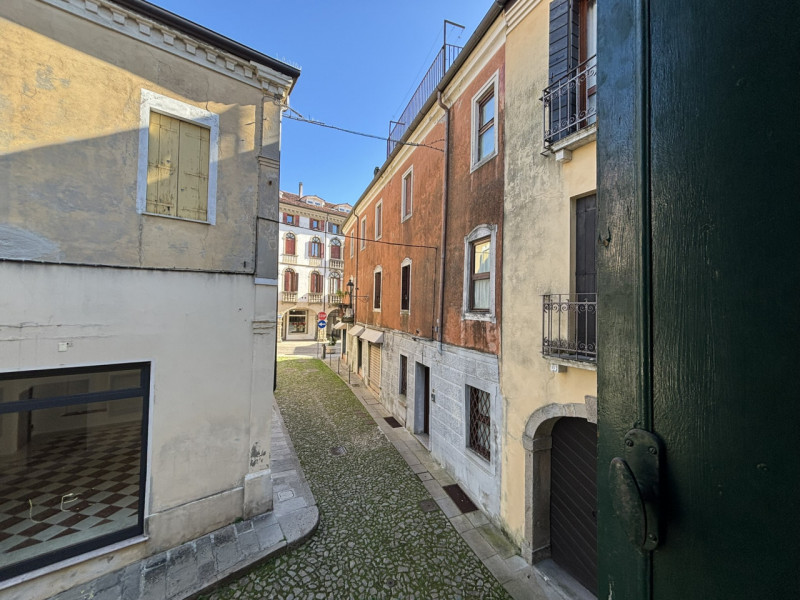 In pieno centro storico a Monselice, nei pressi di Piazza Giuseppe Mazzini, vendesi porzione di p...