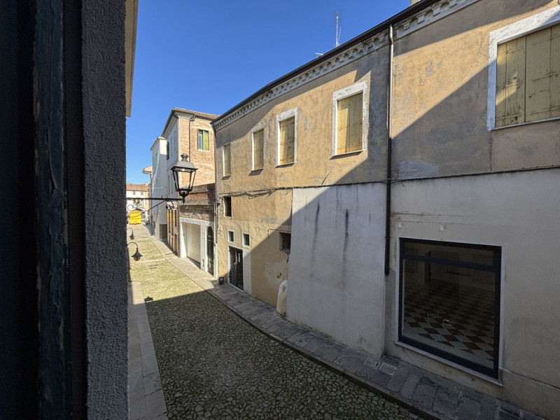In pieno centro storico a Monselice, nei pressi di Piazza Giuseppe Mazzini, vendesi porzione di p...
