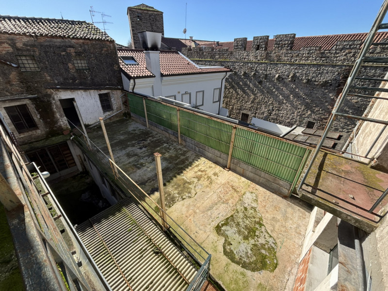 In pieno centro storico a Monselice, nei pressi di Piazza Giuseppe Mazzini, vendesi porzione di p...