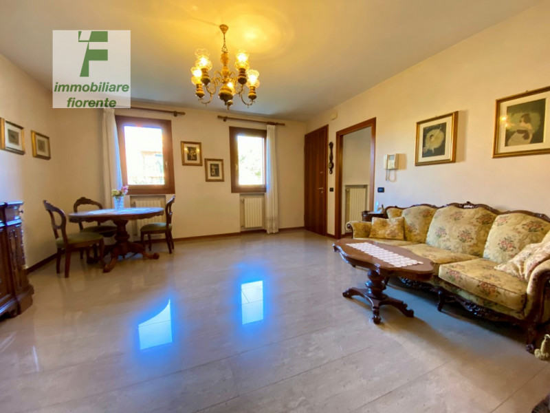 Scopri questa affascinante libera subito signorile in ottimo stato di manutenzione porzione di te...