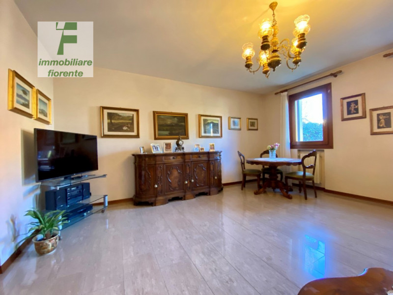 Scopri questa affascinante libera subito signorile in ottimo stato di manutenzione porzione di te...