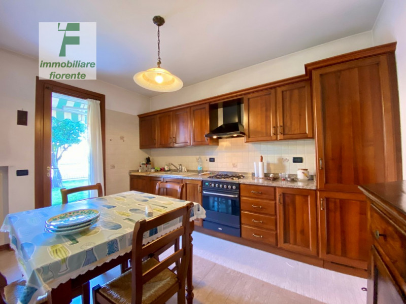 Scopri questa affascinante libera subito signorile in ottimo stato di manutenzione porzione di te...