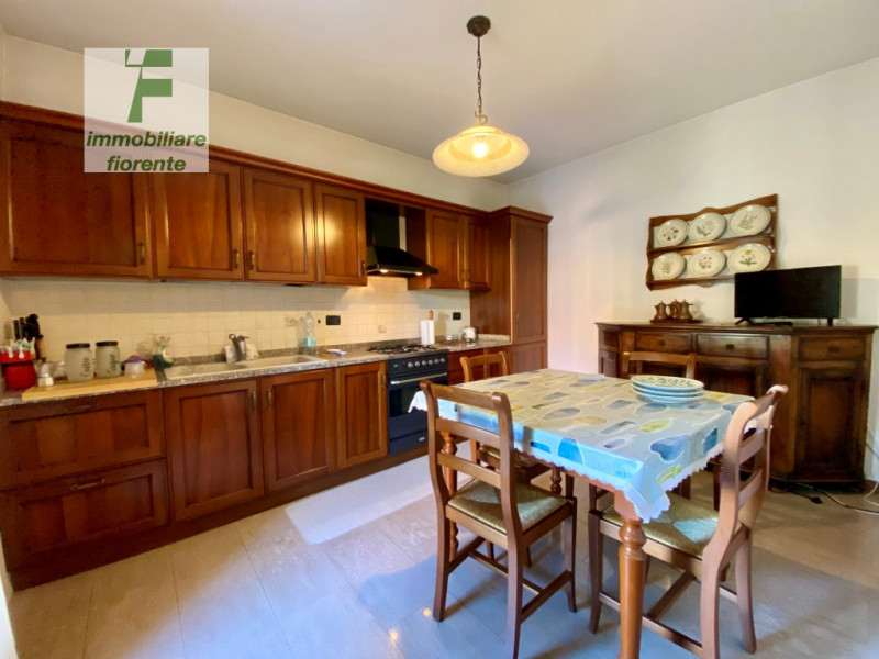 Scopri questa affascinante libera subito signorile in ottimo stato di manutenzione porzione di te...