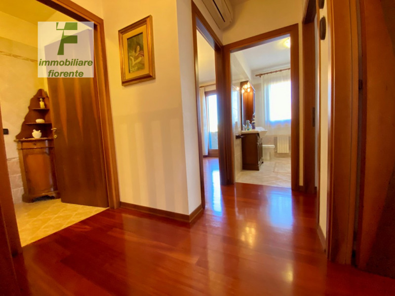 Scopri questa affascinante libera subito signorile in ottimo stato di manutenzione porzione di te...