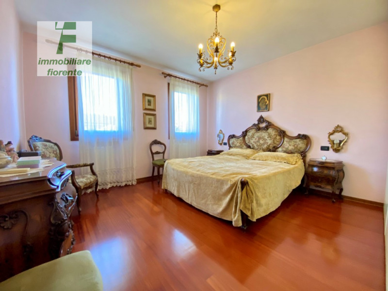 Scopri questa affascinante libera subito signorile in ottimo stato di manutenzione porzione di te...