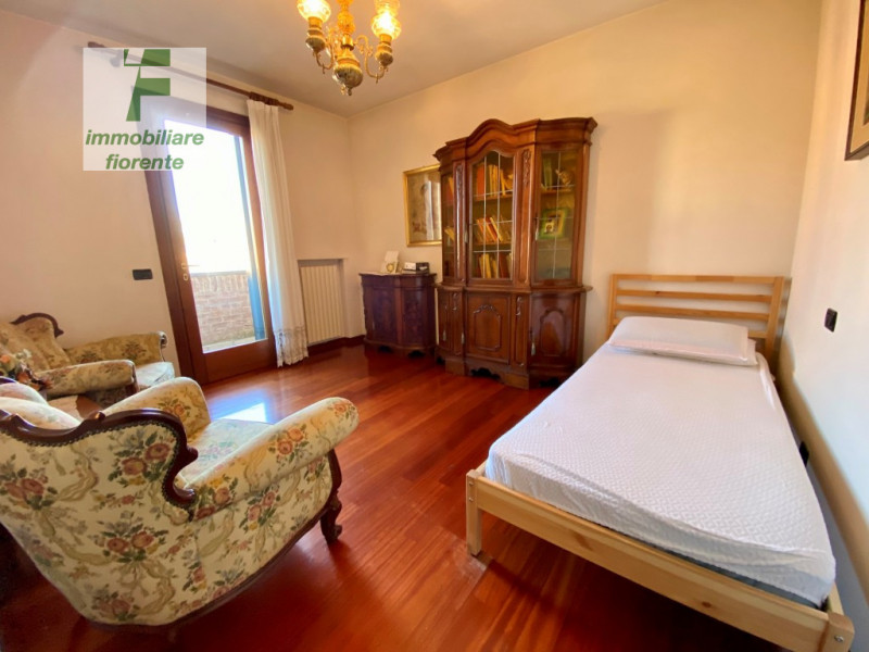 Scopri questa affascinante libera subito signorile in ottimo stato di manutenzione porzione di te...