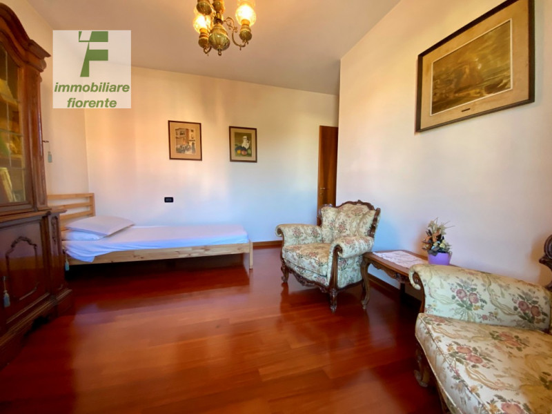 Scopri questa affascinante libera subito signorile in ottimo stato di manutenzione porzione di te...