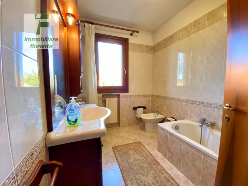 Scopri questa affascinante libera subito signorile in ottimo stato di manutenzione porzione di te...