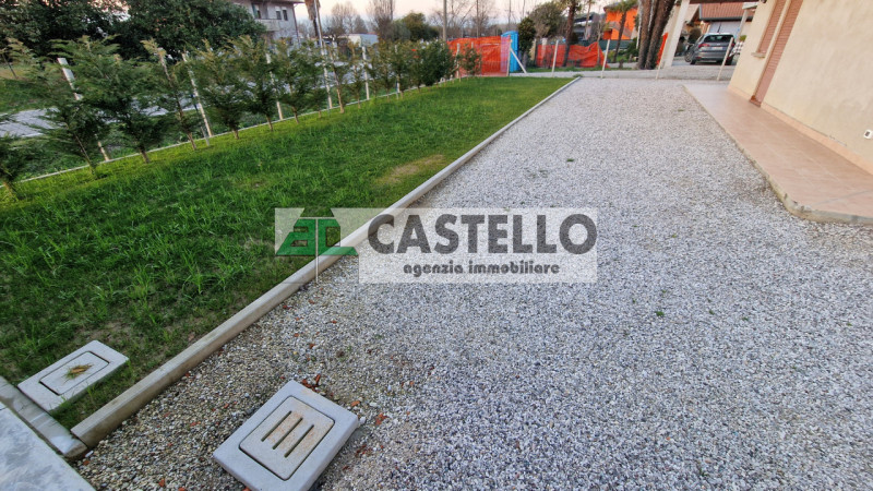 Campodarsego zona Bosco del Vescovo proponiamo in esclusiva 2 porzioni di trifamiliare, con acces...