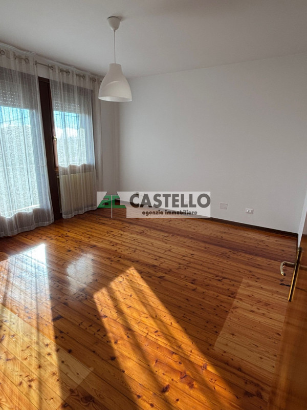 Campodarsego zona Bosco del Vescovo proponiamo in esclusiva 2 porzioni di trifamiliare, con acces...