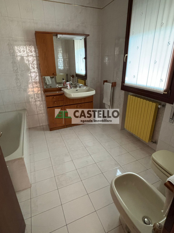 Campodarsego zona Bosco del Vescovo proponiamo in esclusiva 2 porzioni di trifamiliare, con acces...