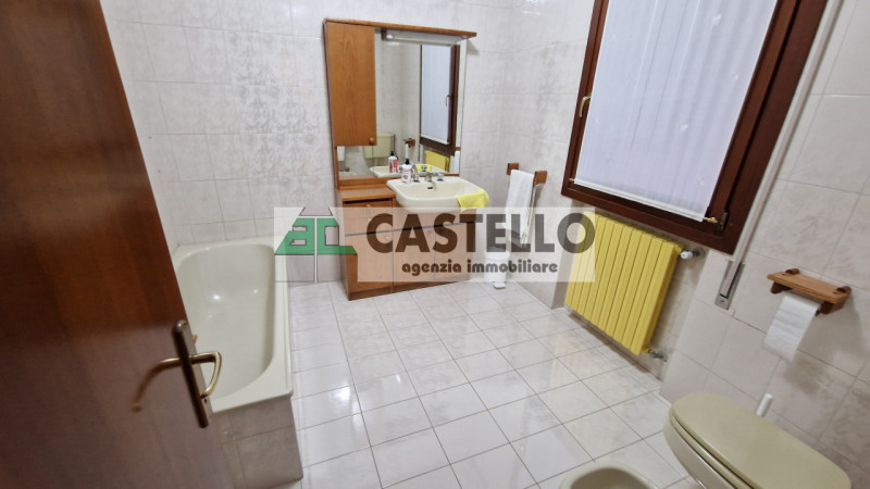 Campodarsego zona Bosco del Vescovo proponiamo in esclusiva 2 porzioni di trifamiliare, con acces...