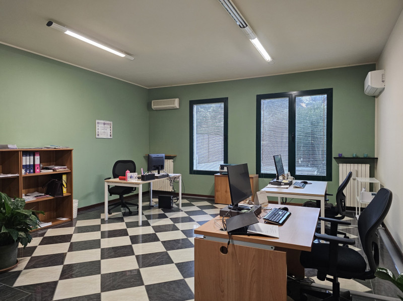 PSN85 - Proponiamo la vendita di un elegante ufficio al piano terra, situato nel cuore della zona...