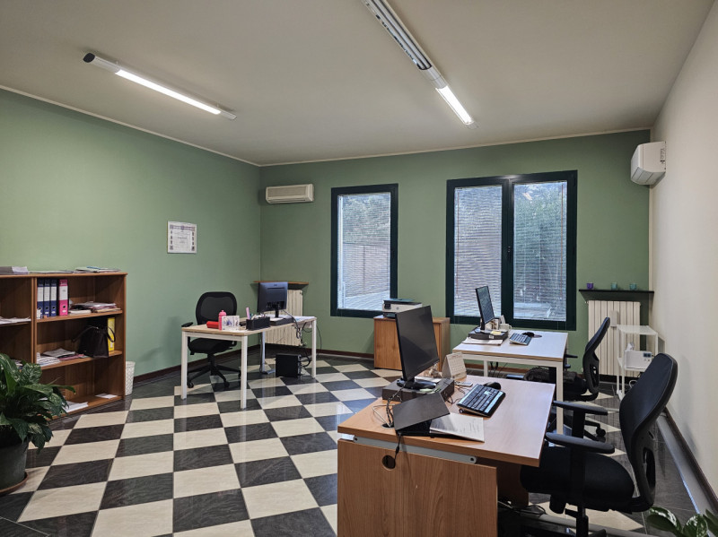 PSN85 - Proponiamo la vendita di un elegante ufficio al piano terra, situato nel cuore della zona...