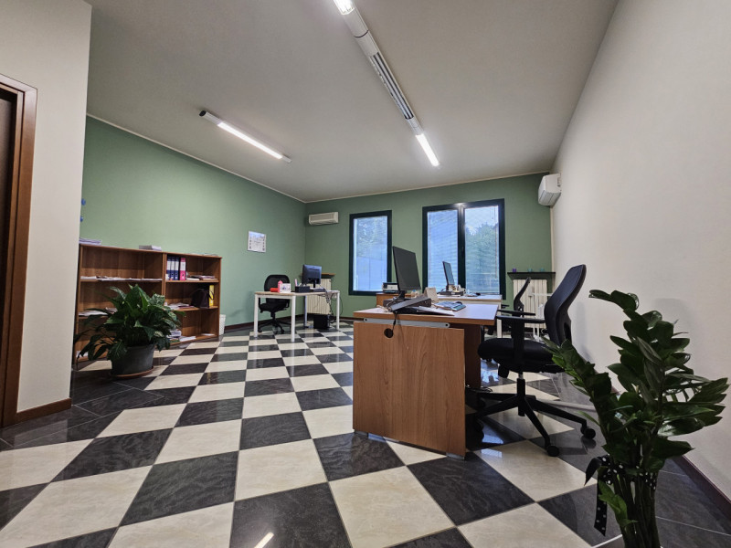 PSN85 - Proponiamo la vendita di un elegante ufficio al piano terra, situato nel cuore della zona...