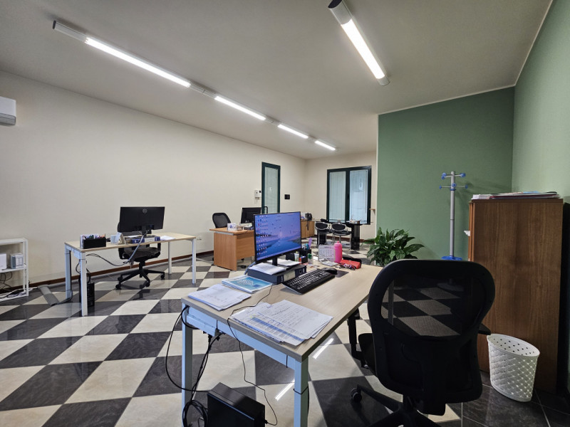 PSN85 - Proponiamo la vendita di un elegante ufficio al piano terra, situato nel cuore della zona...