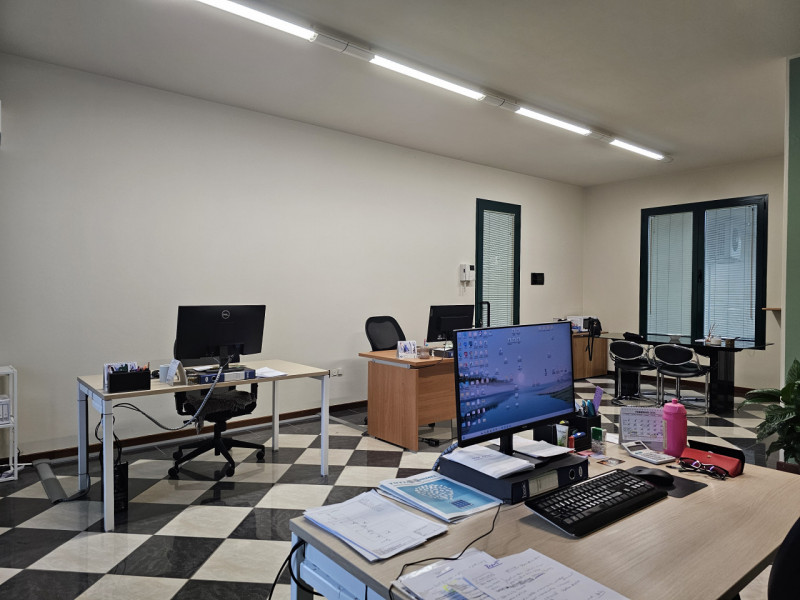 PSN85 - Proponiamo la vendita di un elegante ufficio al piano terra, situato nel cuore della zona...