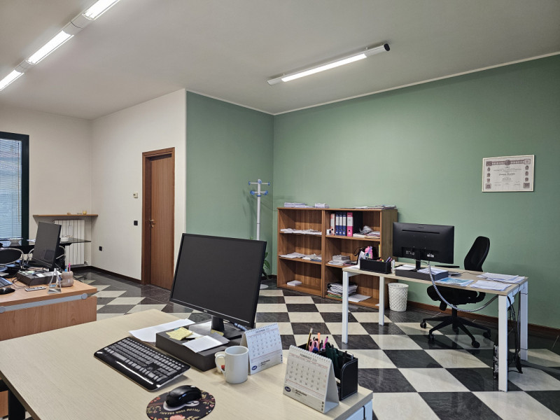 PSN85 - Proponiamo la vendita di un elegante ufficio al piano terra, situato nel cuore della zona...
