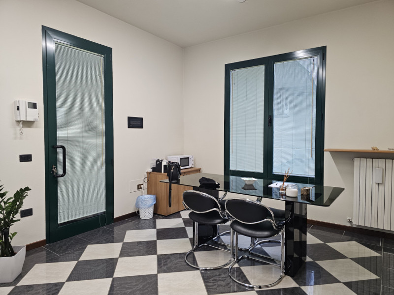 PSN85 - Proponiamo la vendita di un elegante ufficio al piano terra, situato nel cuore della zona...