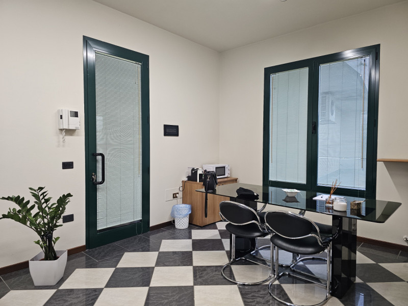 PSN85 - Proponiamo la vendita di un elegante ufficio al piano terra, situato nel cuore della zona...