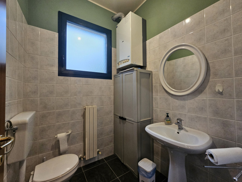 PSN85 - Proponiamo la vendita di un elegante ufficio al piano terra, situato nel cuore della zona...