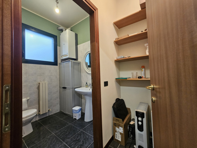 PSN85 - Proponiamo la vendita di un elegante ufficio al piano terra, situato nel cuore della zona...