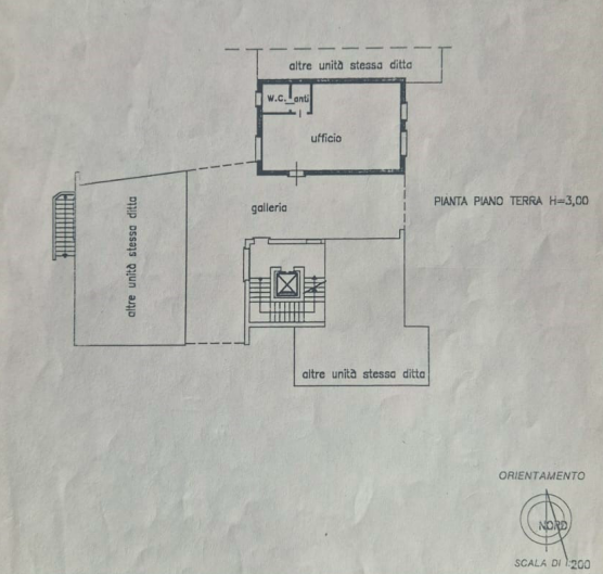 PSN85 - Proponiamo la vendita di un elegante ufficio al piano terra, situato nel cuore della zona...