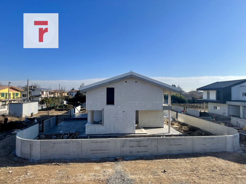 Nel quartiere San Lorenzo, a Albignasego, proponiamo bifamiliare di nuova costruzione dal design ...