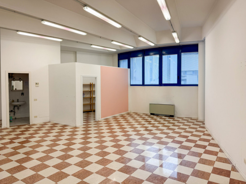 (PER INFO VITTORIO 3517343301) In una delle aree più comode e strategiche di Vicenza, precisament...