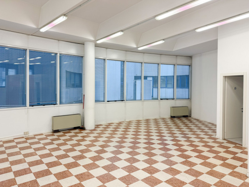 (PER INFO VITTORIO 3517343301) In una delle aree più comode e strategiche di Vicenza, precisament...