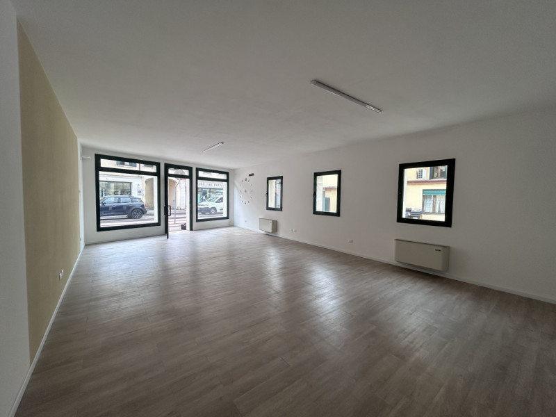 RIF: FR310 MESTRINO - PADOVA Proponiamo in affitto locale commerciale ad uso negozio o ufficio in...