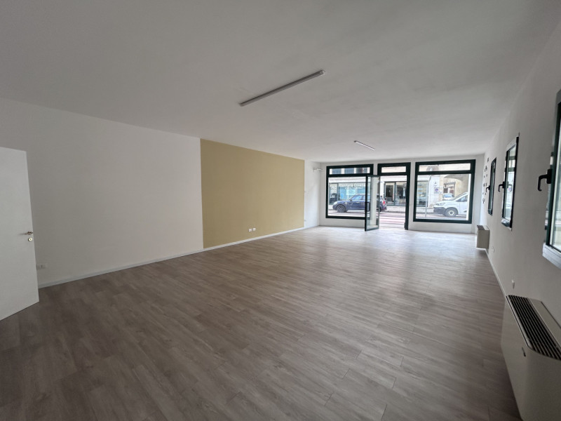 RIF: FR310 MESTRINO - PADOVA Proponiamo in affitto locale commerciale ad uso negozio o ufficio in...