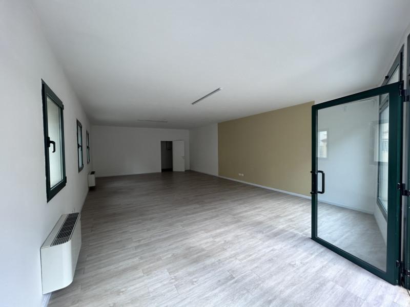 RIF: FR310 MESTRINO - PADOVA Proponiamo in affitto locale commerciale ad uso negozio o ufficio in...