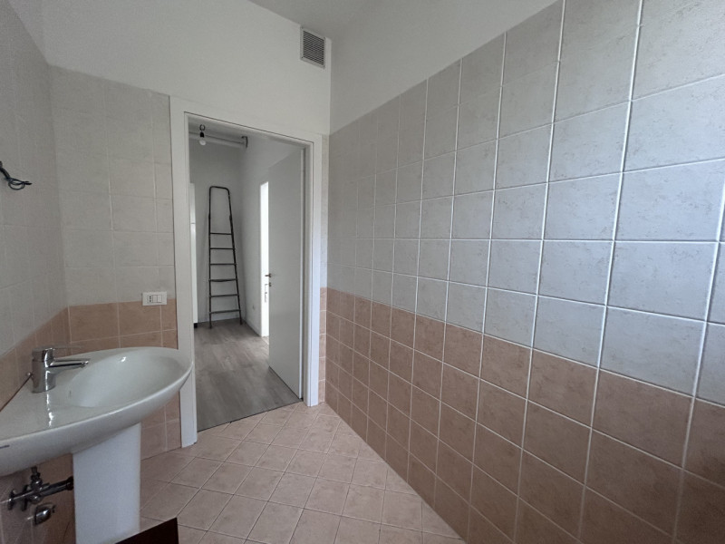 RIF: FR310 MESTRINO - PADOVA Proponiamo in affitto locale commerciale ad uso negozio o ufficio in...