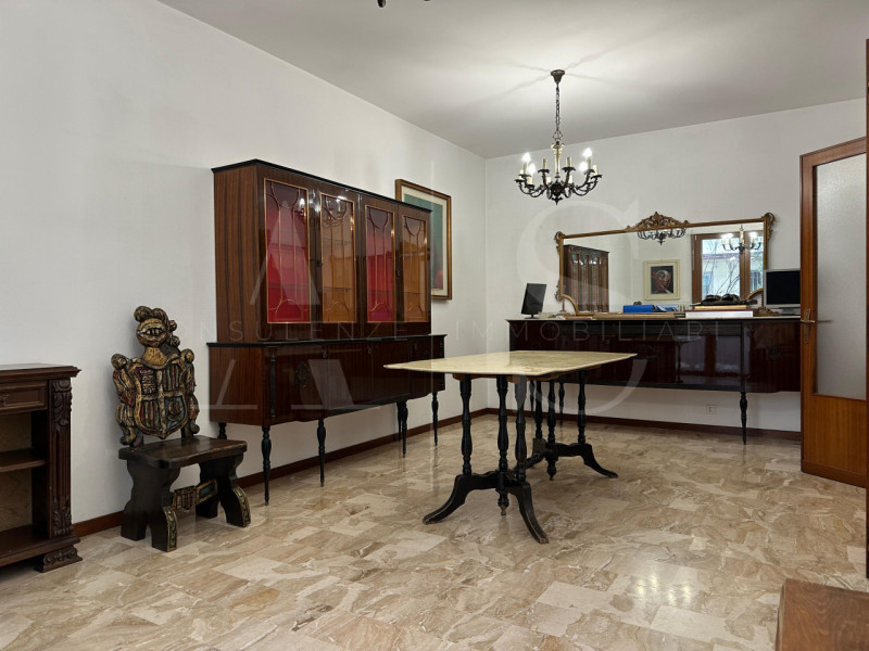 Al primo piano di un condominio di 12 unità, proponiamo un appartamento dalle ampie metrature, ti...